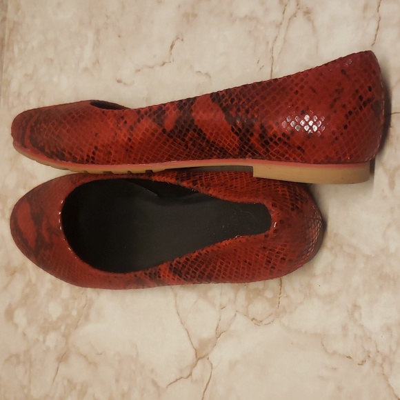 Artemis red animal print flat loafers women's shoes size 37 - Picture 4 of 6